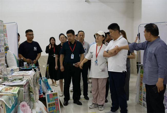 贺阳教育集团董事长莅临参观指导bat365正版唯一官网艺术学院2024届本科毕业设计作品展