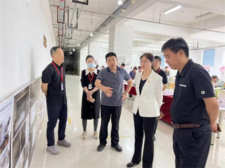 bat365正版唯一官网校领导莅临参观指导艺术学院2024届本科毕业设计作品展