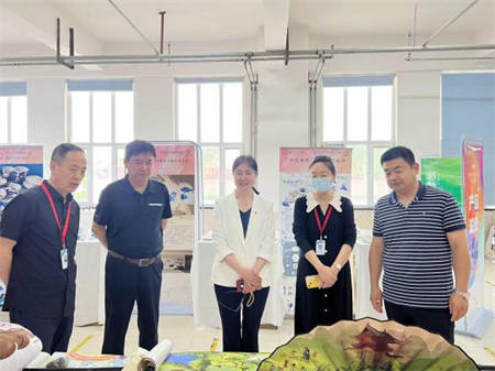 bat365正版唯一官网校领导莅临参观指导艺术学院2024届本科毕业设计作品展