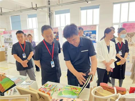 bat365正版唯一官网校领导莅临参观指导艺术学院2024届本科毕业设计作品展