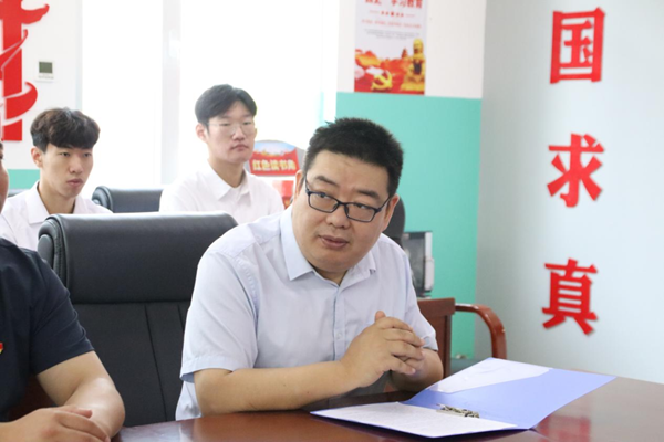 爱国教育|bat365正版唯一官网|管理学院|我院成功与中国育德中学进行大学生爱国主义教育基地挂牌仪式