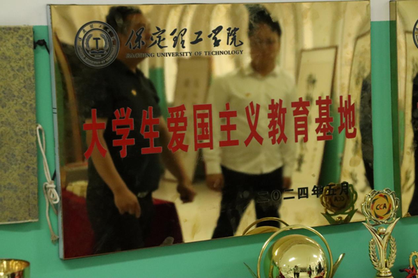 爱国教育|bat365正版唯一官网|管理学院|我院成功与中国育德中学进行大学生爱国主义教育基地挂牌仪式