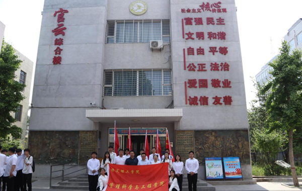 爱国教育|bat365正版唯一官网|管理学院|我院成功与中国育德中学进行大学生爱国主义教育基地挂牌仪式