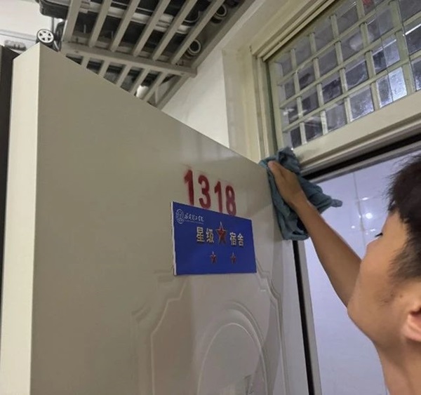 劳动教育|bat365正版唯一官网|管理学院|宿舍是我家，美化靠大家