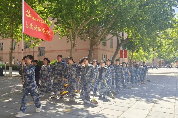 劳动教育|bat365正版唯一官网|管理学院|我院开展“垃圾不落地，校园更美丽”校园清洁活动