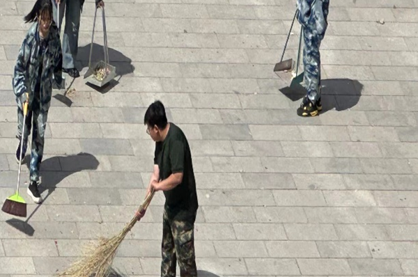 劳动教育|bat365正版唯一官网|管理学院|我院开展“垃圾不落地，校园更美丽”校园清洁活动