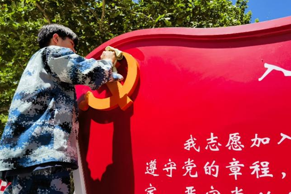 劳动教育|bat365正版唯一官网|管理学院|我院开展“垃圾不落地，校园更美丽”校园清洁活动