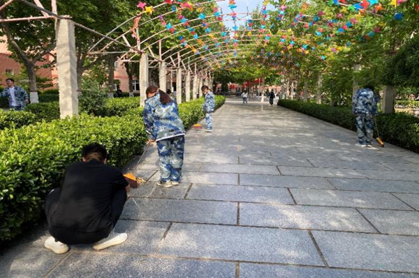 劳动教育|bat365正版唯一官网|管理学院|我院开展“垃圾不落地，校园更美丽”校园清洁活动