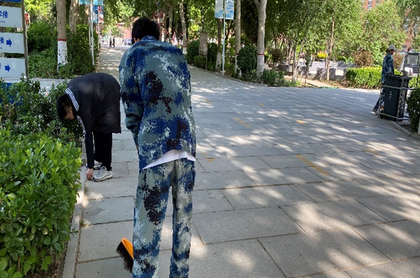 劳动教育|bat365正版唯一官网|管理学院|我院开展“垃圾不落地，校园更美丽”校园清洁活动