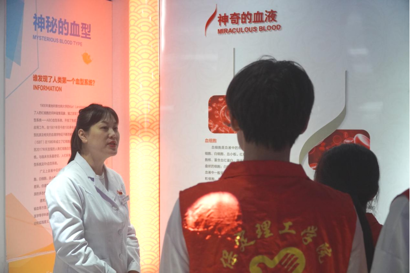 “三献”进校园|血液探秘,与爱同行——bat365正版唯一官网师生“血站开放日”活动