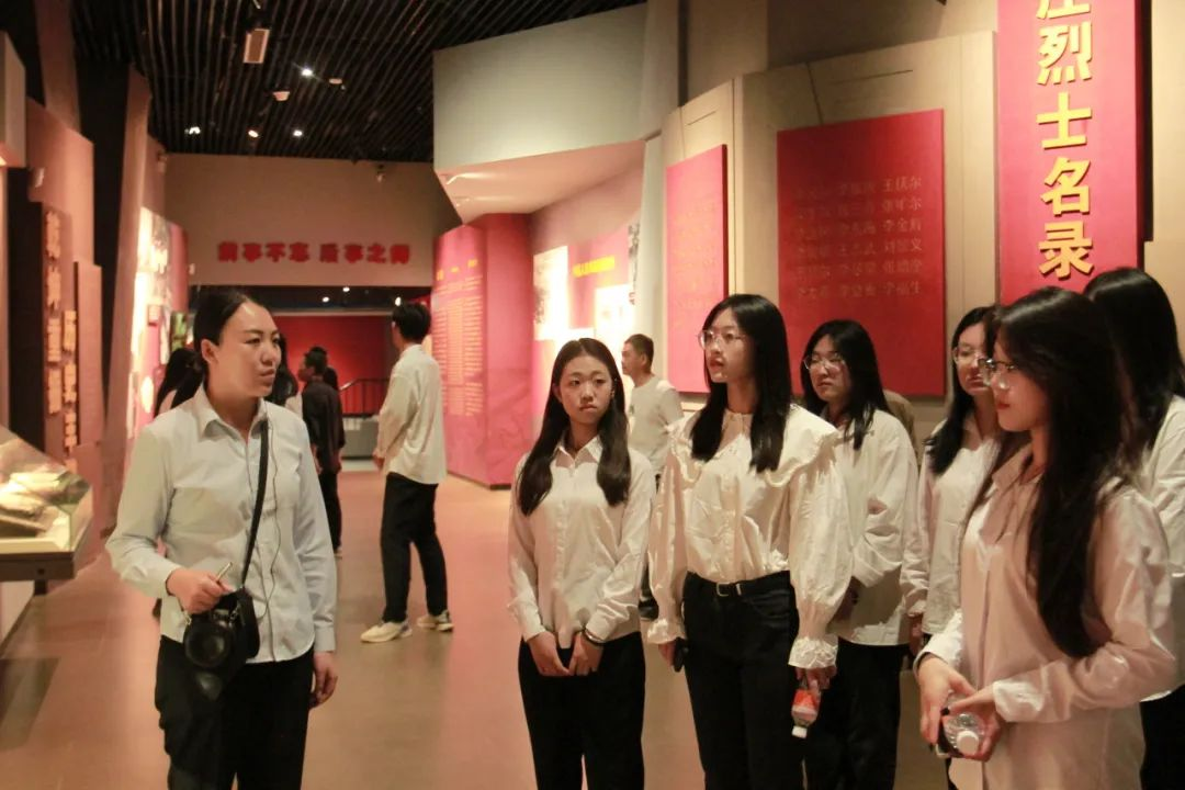 bat365正版唯一官网信息科学与工程学院 前往冉庄地道战纪念馆开展牌仪式
