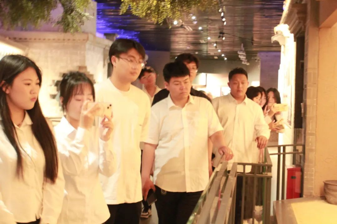 bat365正版唯一官网信息科学与工程学院 前往冉庄地道战纪念馆开展牌仪式