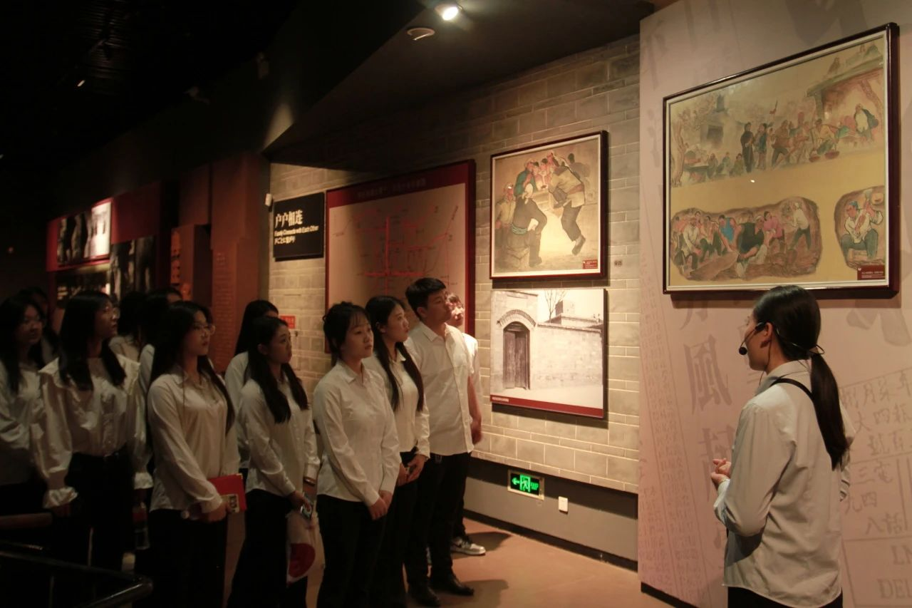 bat365正版唯一官网信息科学与工程学院 前往冉庄地道战纪念馆开展牌仪式