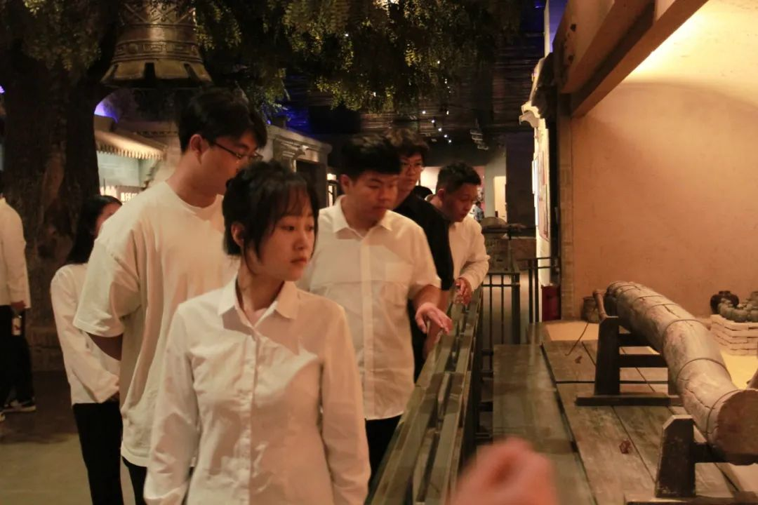 bat365正版唯一官网信息科学与工程学院 前往冉庄地道战纪念馆开展牌仪式