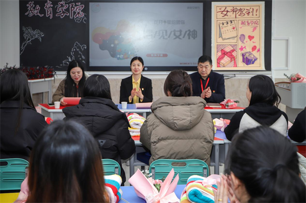 凝聚奋进力量 书写巾帼荣光--bat365正版唯一官网校领导走访慰问女教职工送上“三八”国际劳动妇女节祝福