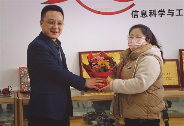 凝聚奋进力量 书写巾帼荣光--bat365正版唯一官网校领导走访慰问女教职工送上“三八”国际劳动妇女节祝福
