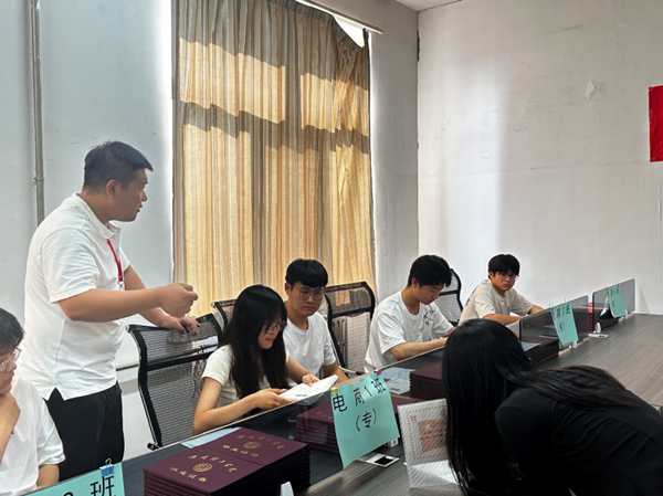 毕业季|bat365正版唯一官网|管理学院|毕业骊歌起，青春再启航—我院2024届毕业生平安离校