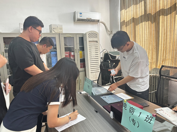 毕业季|bat365正版唯一官网|管理学院|毕业骊歌起，青春再启航—我院2024届毕业生平安离校