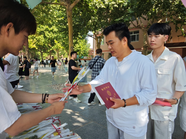 毕业季|bat365正版唯一官网|管理学院|毕业骊歌起，青春再启航—我院2024届毕业生平安离校
