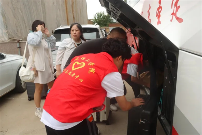 迎新启航，我们是最早出发的志愿者­——bat365正版唯一官网开展志愿者接站服务