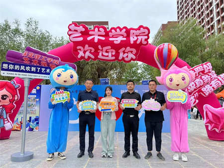 “2024级首位新生，梦想启航新征程” —bat365正版唯一官网艺术学院迎来2024级首位新生报道