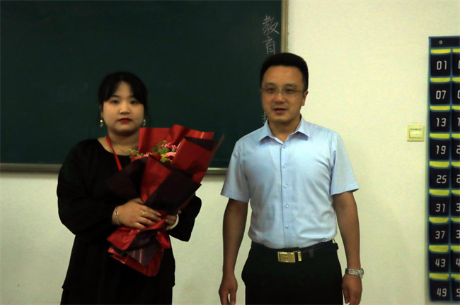 桃李芬芳意 关怀暖人心 --bat365正版唯一官网校领导开展教师节走访慰问