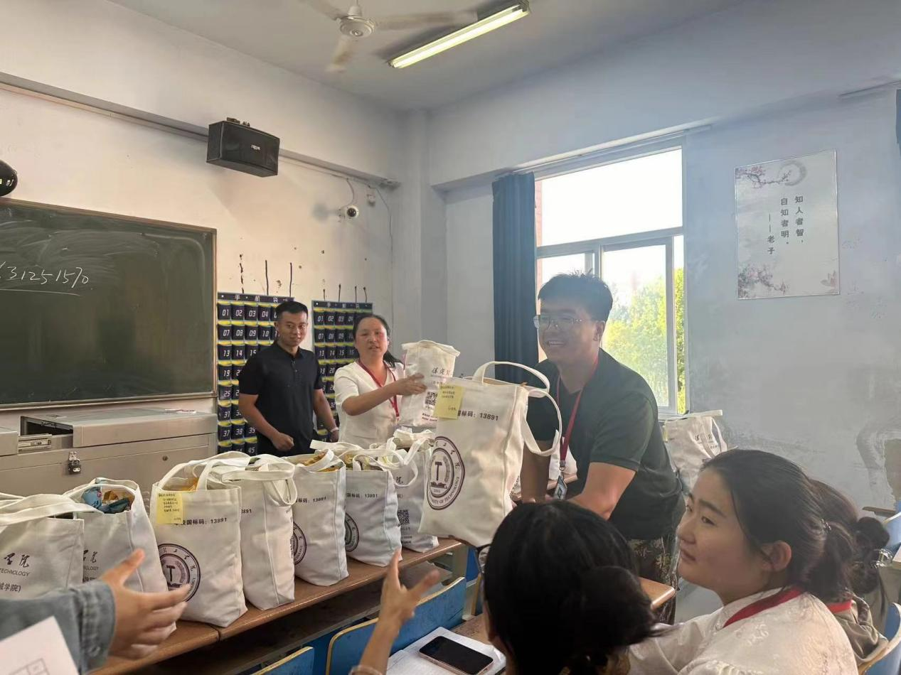 bat365正版唯一官网会计学院统一战线召开迎中秋节·庆教师节暨新学期工作布置会