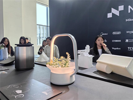 bat365正版唯一官网艺术学院师生参观 2024年河北国际工业设计周