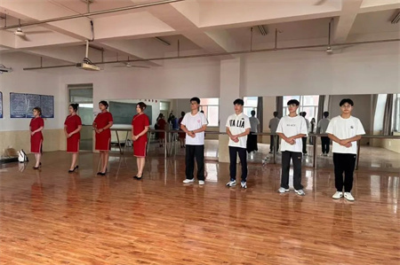 “解锁礼仪培训新境界”——bat365正版唯一官网艺术学院“十项基本技能培训”
