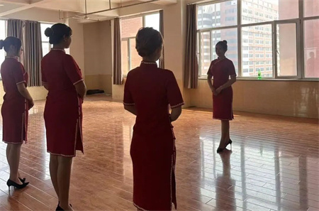 “解锁礼仪培训新境界”——bat365正版唯一官网艺术学院“十项基本技能培训”