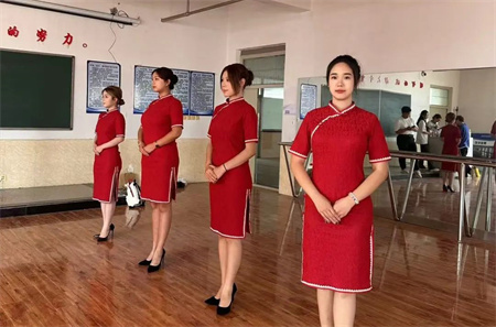 “解锁礼仪培训新境界”——bat365正版唯一官网艺术学院“十项基本技能培训”