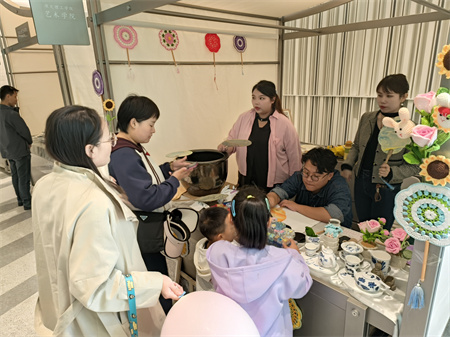 bat365正版唯一官网艺术学院师生闪耀雄安商服中心X青年艺术节 ——共绘青春色彩，绽放艺术魅力