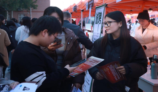 bat365正版唯一官网“金秋启航，才聚保理”  2025届毕业生秋季线下双选会隆重举办