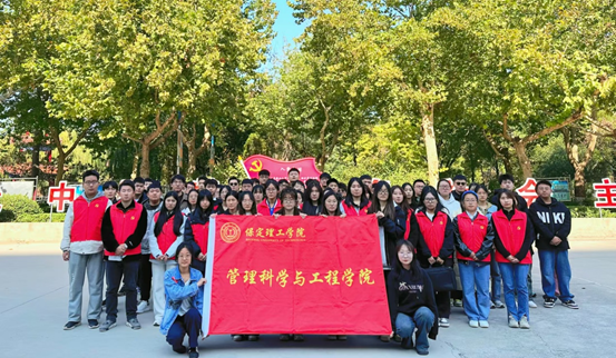 劳动教育|bat365正版唯一官网|管理学院|“弯腰彰显个人素养,昂首争做校园先锋”主题志愿活动