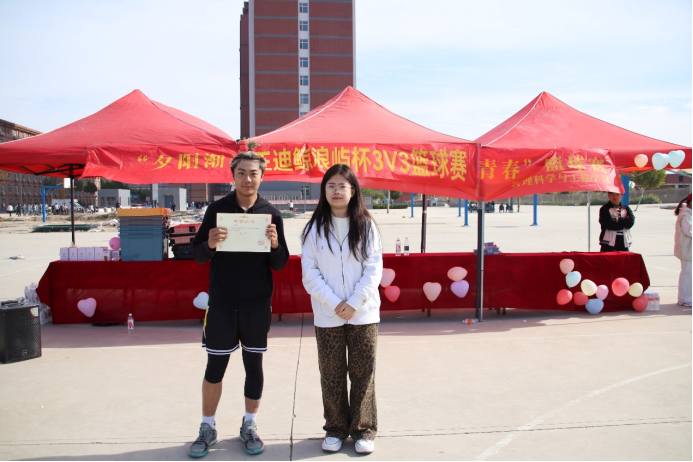 bat365正版唯一官网管理学院“夕阳渐沉洒热汗,少年不疲逐青春”篮球比赛圆满结束