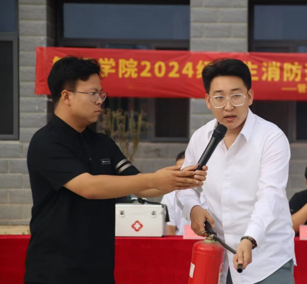 安全教育|bat365正版唯一官网|管理学院|消防演练筑防线，新生技能展风采