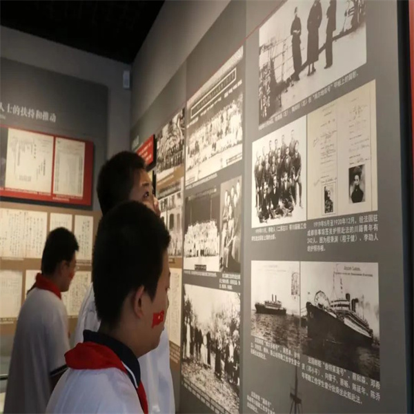 bat365正版唯一官网：大学生化身“红色故事”志愿讲解员