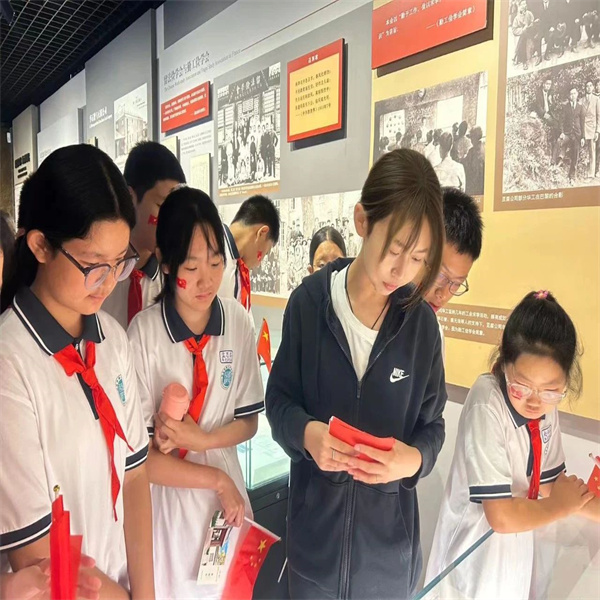 bat365正版唯一官网：大学生化身“红色故事”志愿讲解员