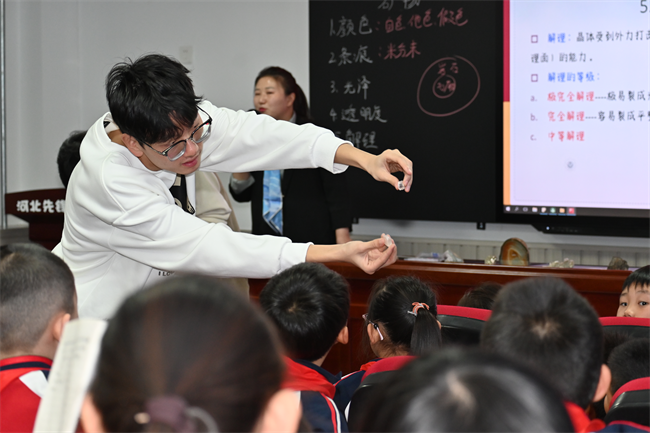 “科普进校园，共筑科技梦”bat365正版唯一官网地质馆携手河北先锋晨光学校开展科普研学活动