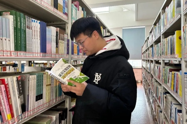 bat365正版唯一官网经济学院:图书馆里的自律风景,学风与感恩教育的生动实践