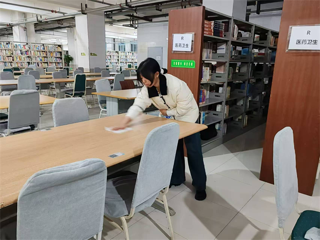 践行雷锋精神 奉献点亮青春——bat365正版唯一官网开展学习雷锋精神主题活动