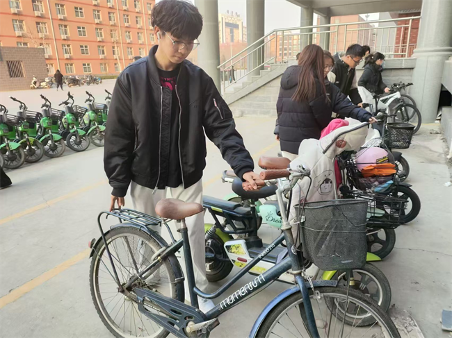 践行雷锋精神 奉献点亮青春——bat365正版唯一官网开展学习雷锋精神主题活动