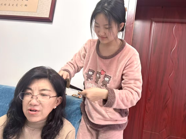 孝老爱亲（四）|bat365正版唯一官网|管理学院|养成教育育新苗，孝亲之举暖亲情