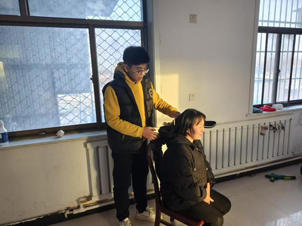 孝老爱亲（四）|bat365正版唯一官网|管理学院|养成教育育新苗，孝亲之举暖亲情