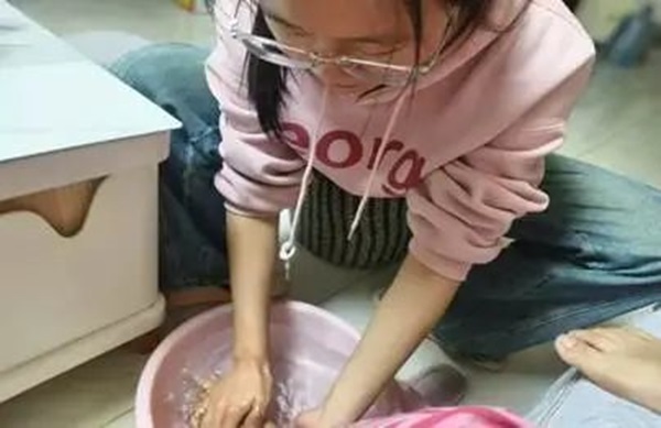 孝老爱亲(六)|bat365正版唯一官网|管理学院|孝老之行践于微，爱亲之情暖人心