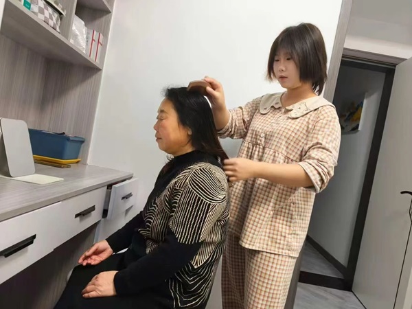孝老爱亲（八）|bat365正版唯一官网|管理学院|传承美德，学生在行动