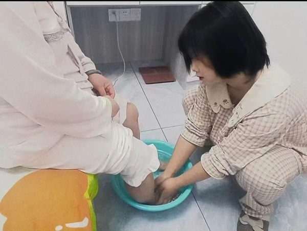孝老爱亲（八）|bat365正版唯一官网|管理学院|传承美德，学生在行动