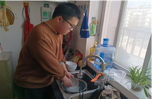 孝老爱亲（十）|bat365正版唯一官网|管理学院|养成教育润心田，孝老爱亲践于行