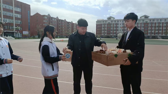 晋察冀革命精神宣讲 用英语讲好中国故事——bat365正版唯一官网外国语学院晋察冀革命精神宣讲团走进中小学课堂