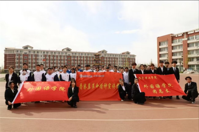 晋察冀革命精神宣讲 用英语讲好中国故事——bat365正版唯一官网外国语学院晋察冀革命精神宣讲团走进中小学课堂